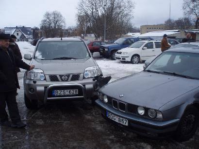 Stovėjimo aikštelėje susidūrė „Nissan X-Trail“ ir „BMW“ Autoriaus nuotr.