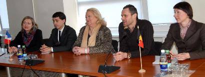 Prancūzijos nepaprastoji ir įgaliotoji ambasadorė Marysa Berniau (nuotr. centre) ir „Anykščių šilelio“ ištrauką prie klėtelės skaitęs Belgijos prancūzų bendruomenės lektorius Remi Johanas Mossiatas (nuotr. šali