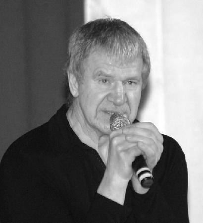 Vakar Anykščių kultūros centre Juozas Erlickas anykštėnus linksmino iki ašarų. Autoriaus nuotr.