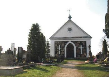 Kapinių koplyčioje Visų Šventųjų šventės vakarą aukojamos šv.Mišios už mirusius.
