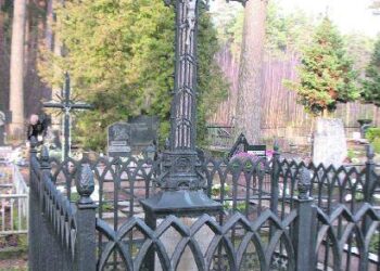 Vyskupo tėvų vertas Teklės ir Jono Baranauskų kapas.