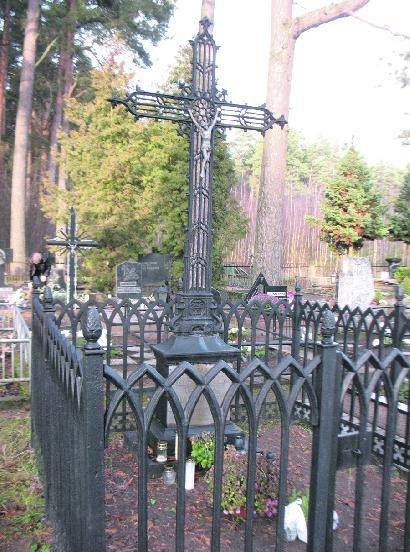 Vyskupo tėvų vertas Teklės ir Jono Baranauskų kapas.