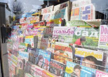 Nuotraukoje - ne Kaliningrado, o Klaipėdos centre stovinčio spaudos kiosko vitrina, akivaizdžiai liudijanti, kad sumažėjus Lietuvoje leidžiamų leidinių kiekiui, vien tik per 2009-2011 metus daugiau nei du kartus išaugo iš Rusijos, kur spaudai taikomas 10