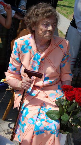 Dr.Janina Prūsaitė 2009-ųjų birželio 28-ąją Svėdasuose paminklo svėdasiškiams kovotojams už Lietuvos Laisvę ir Nepriklausomybę atidengimo ir šventinimo iškilmėse. Nuo rūpesčių pailsusi , ji trumpam prisėdo...
