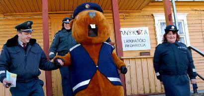 Pareigūnas Bebras“ su policininkais „Anykštos“ redakcijoje dalino saldainius su logotipu „Kelių policijai 80“. Jono JUNEVIČIAUS nuotr.