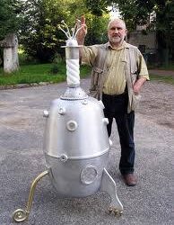 Dailininkas prof. Romualdas Inčirauskas.