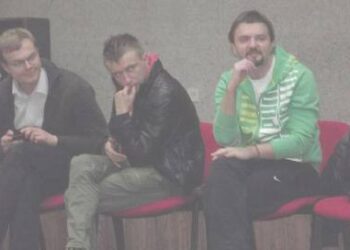 Iš dešinės: atlikėjas Stano ir aktorius Marius Jampolskis su Anykščių moksleiviais diskutavo apie emigraciją, pilietiškumą, šeimą...