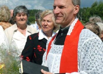 Kunigas Virginijus Taučkėla teismą tikino, kad už šokoladus jis nesusimokėjo netyčia dėl užmaršumo ir didelių rūpesčių, susijusių su jo motinos liga. Jono JUNEVIČIAUS nuotr.