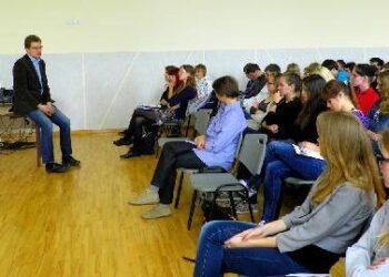Lietuvos žurnalistų sąjungos pirmininkas Dainius Radzevičius svečiavosi Anykščių Jono Biliūno gimnazijoje - tai pirmasis projekto AKIM renginys. Nuotraukos Rimgailės Savickaitės
