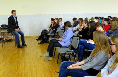 Lietuvos žurnalistų sąjungos pirmininkas Dainius Radzevičius svečiavosi Anykščių Jono Biliūno gimnazijoje - tai pirmasis projekto AKIM renginys. Nuotraukos Rimgailės Savickaitės