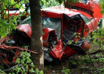 Iš sumaitotos „Audi 80“ žuvusiųjų kūnus išlaisvino ugniagesiai gelbėtojai. Jono JUNEVIČIAUS nuotr.