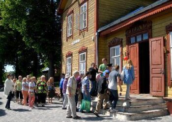 Silpnaregiai ir jų bičiuliai iš visos Lietuvos Anykščių siauruko stotyje. Autoriaus nuotr.