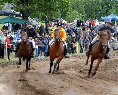 Niūronių hipodromo trasoje lenktyniavo eiklieji žirgai... Jono JUNEVIČIAUS nuotr.