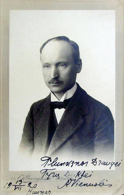 A. Vienuolis 1920-aisiais. Šią savo nuotrauką jis dovanojo jaunai anykštėnei mokytojai ir poetei Bronei Buivydaitei. VŽM fondų nuotrauka.