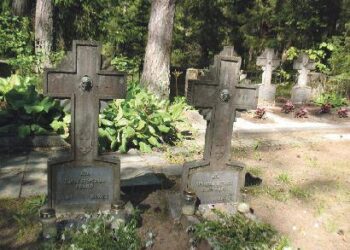 Partizanų kapavietes žymi kuklūs kryželiai.