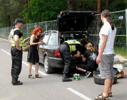 Įeinantys ir įvažiuojantys neišvengia patikrinimo...