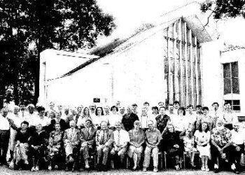 Pasaulio anykštėnų bendrijos steigėjai prie Anykščių koplyčios 1992 m. liepos 26 d.