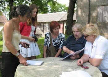 Ekspedicijos dalyvės valandėlei užsuko pas Butėnų kaime gyvenančią, šio sodžiaus kryžius aprašiusią buvusią mokytoją Aldoną Murmienę. Iš kairės: menotyrininkė dr. Jolanta Zabulytė, Augustė Aurylaitė, svėdasiškė mokytoja Joana Gutmanienė, A. Murmienė ir an