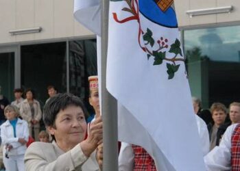 Vėliavą su miesto herbu pakėlė rajono Garbės pilietė, Anykščių vaikų ir jaunimo užimtumo centro direktorė Evgenija Baltronienė. Jono JUNEVIČIAUS nuotr.