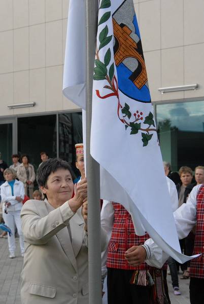 Vėliavą su miesto herbu pakėlė rajono Garbės pilietė, Anykščių vaikų ir jaunimo užimtumo centro direktorė Evgenija Baltronienė. Jono JUNEVIČIAUS nuotr.