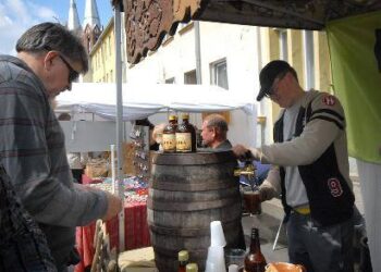 Mugė vyksta A.Baranausko aikštėje, Vilniaus gatvėje ir po Šventosios tiltu. Jono JUNEVIČIAUS nuotr.