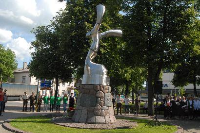 „Lietuvos žinios“ susidomėjo kas nori iš Anykščių miesto centro iškelti paminklą Laisvei.