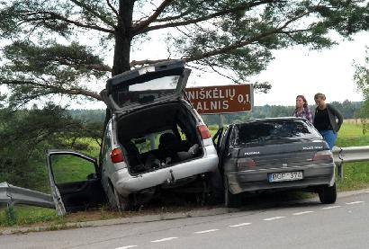 Po susidūrimo automobilius ir jų keleivius nuo liūdnesnių pasekmių gelbėjo kelio atitvaras. Autoriaus nuotr.
