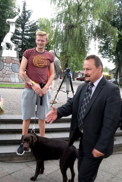 Giedrius Titenis jau vaikšto po Anykščius. Jono JUNEVIČIAUS nuotr.