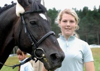 Ieva Uogelaitė su žirgu „kozeris vieną konkurą laimėjo, o greituminiame konkure nusileido tikpatyrusiam raiteliui Irmantui Grikieniui. Autoriaus nuotr.
