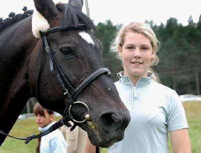 Ieva Uogelaitė su žirgu „kozeris vieną konkurą laimėjo, o greituminiame konkure nusileido tikpatyrusiam raiteliui Irmantui Grikieniui. Autoriaus nuotr.