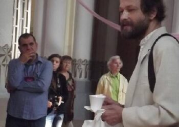 Menininkas Juozas Valiušaitis (dešinėje) siūlė negerti iš bet kokių puodelių... Autorės nuotr.