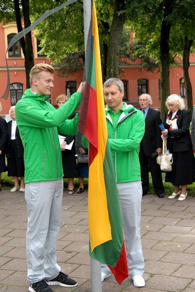 Juodojo kaspino dieną vėliavą kėlė olimpiečiai Giedrius Titenis ir Žilvinas Ovsiukas. Jono JUNEVIČIAUS nuotr.