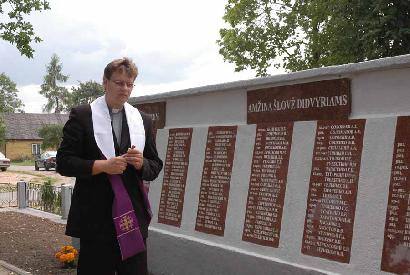 Kurkliuose 2007- aisiais tarybinių karių kapus pašventino kunigas Dalius Lukonaitis.