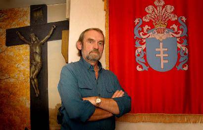 Bajoro Petro Buterlevičiaus kambaryje kabo vėliava su Pilavos herbu.