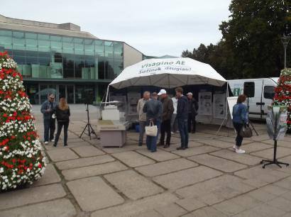 Prie VAE mobiliojo infocentro palapinės rinkosi anykštėnai ir domėjosi jiems rūpimais klausimais dėl naujosios Visagino AE. Autoriaus nuotr.