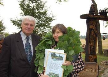 Vienuoliktąją Vaižganto respublikinės premijos laureatę Perpetua Dumšienę ką tiktai pasveikino Anykščių rajono vicemeras Donatas Krikštaponis