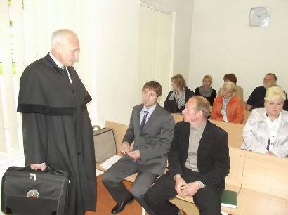 Teisiamieji Marijus Rindzevičius ir Bronius Vitkūnas (pirmame suole) turėtų būti patenkinti savo advokatų darbo pradžia baudžiamojoje byloje. Autoriaus nuotr.