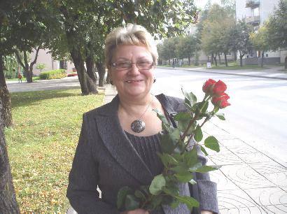 Debeikių vidurinės mokyklos direktorė Rita Skujienė džiaugėsi rajono tarybos nario Ričardo Sargūno rožėmis. Autoriaus nuotr.