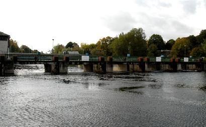 Užuot užrašius metrinėm, iš toli matomom raidėm, kad per užtvanką plaukti draudžiama, šie mažyčiai užrašiukai gali nebent sukelti smalsumą, kas gi ten parašyta? Autoriaus nuotr.