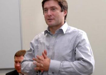 Ūkio ministras Rimantas Žylius Anykščių vadovų klubo nariams žadėjo, jog valstybės politika atsigręžė į periferijos rajonus, kuriems pirmiau bus skiriamas finansavimas, lyginant su didžiaisiais miestais. Jono JUNEVIČIAUS nuotr.