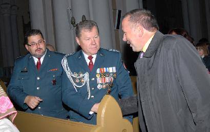 Sveikinasi dabartinis ir du buvę Anykščių policijos komisariato vadovai, iš kairės Rimantas Čepulis, Kęstutis Tubis ir Raimundas Razmislavičius. Autoriaus nuotr.