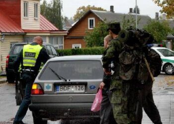 Avariją sukėlusio automobilio vairuotojas V.G. policijos automobiliu buvo nuvežtas į policijos komisariatą. Automobilį „VW Golf“ toliau nuvairavo policijos pareigūnas. Jono JUNEVIČIAUS nuotr.