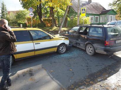 Pirminiais duomenimis, žmonės avarijos metu nenukentėjo, tik apdaužyti abu automobilai.