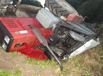 Nors traktoriaus kabina avarijos metu susiplojo traktorininkas sužeistas nesunkiai. Autoriaus nuotr.