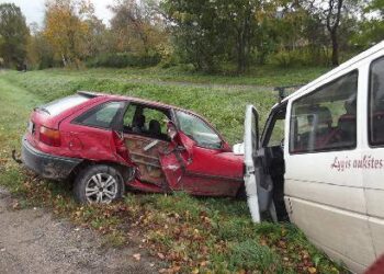 Avarijos metu išplėštos ir sulamdytos automobilio „Opel Astra“ galinės durelės.