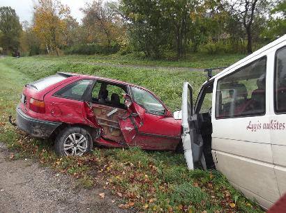 Avarijos metu išplėštos ir sulamdytos automobilio „Opel Astra“ galinės durelės.