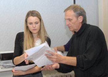 Kiek balsavusių jų Anykščiuose skaičiuoja komisijos pirmininkas Rolandas Aukštikalnis ir sekretorė Ligita Kuliešaitė. Jono JUNEVIČIAUS nuotr.