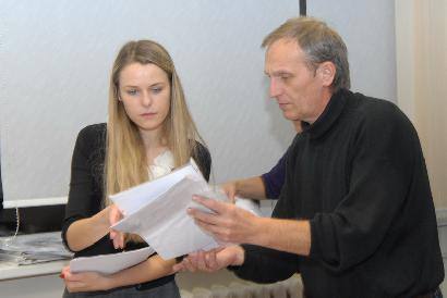 Kiek balsavusių jų Anykščiuose skaičiuoja komisijos pirmininkas Rolandas Aukštikalnis ir sekretorė Ligita Kuliešaitė. Jono JUNEVIČIAUS nuotr.