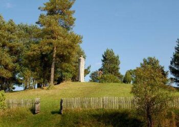 Padvarninkų kalvelė, lietuvių literatūros klasiko, iškilaus dvasininko Juozo-Tumo Vaižganto nuomone, poetingiausia vieta Lietuvoje.