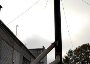 Vietoj prieš porą savaičių nulinkusio Svėdasų katilinės kamino, šiandien bus pastatytas naujas. Jono JUNEVIČIAUS nuotr.